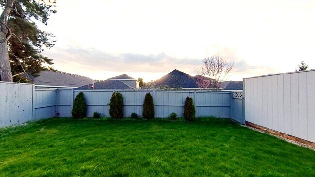 Building Photo - Open & spacious Beaverton duplex with fenc...
