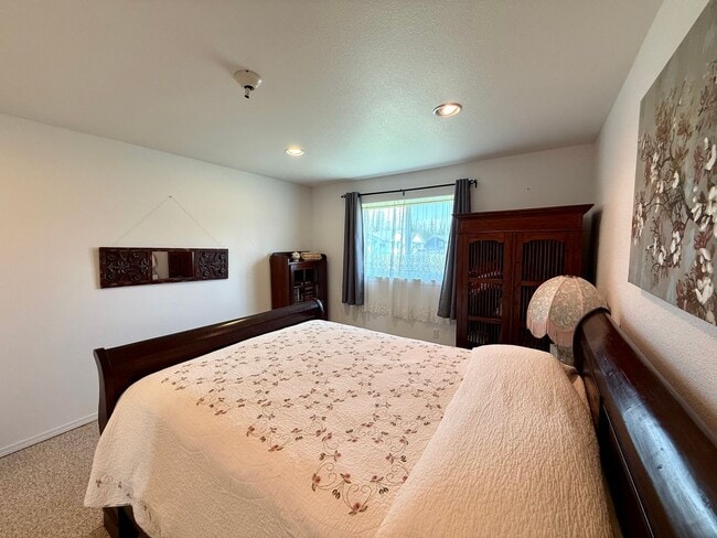 Building Photo - Charming Fully Furnished 2-Bedroom Home