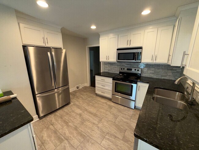 Building Photo - Myers Park 3 Bedrooms 2 Bathroom Duplex!