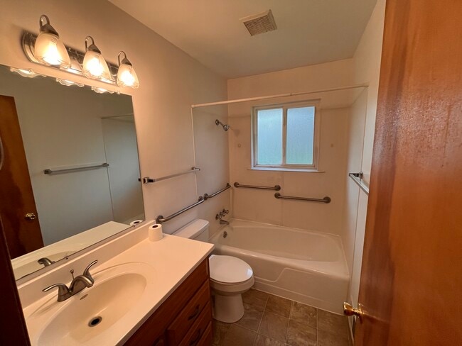 Building Photo - 8901 Lawndale Ave SW