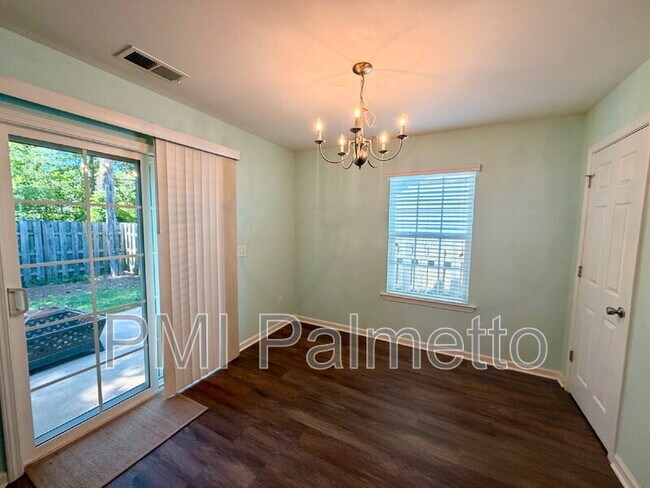 Building Photo - 1064 Kingston Village Loop