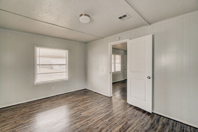 Building Photo - 3 Bed 1 Bath in Del City!