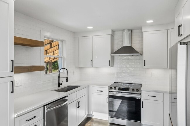 Building Photo - 902 Broadmoor Dr