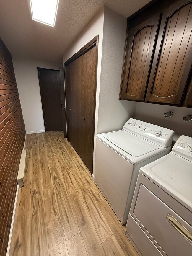 Building Photo - Spacious Single-Level Living with Retro Charm, Private Garage & Abundant Storage