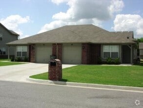 Building Photo - 2 bedrooms - 2 baths + Garage!! Self Showi...