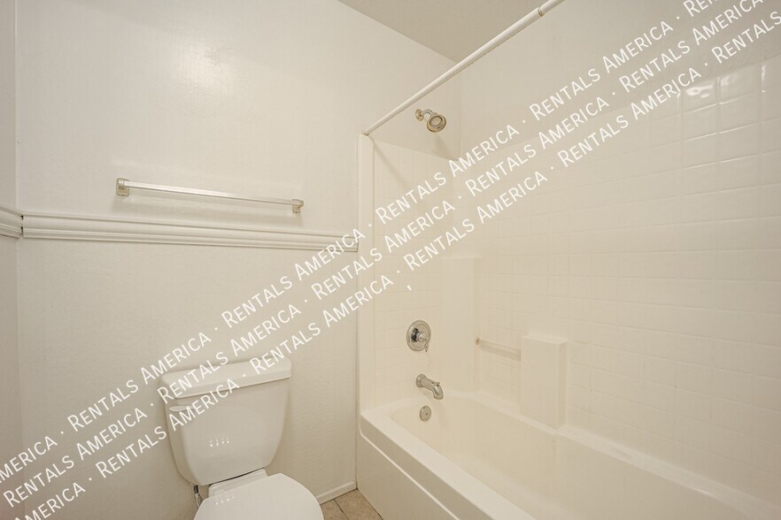 Building Photo - 3854 E Parkview Dr