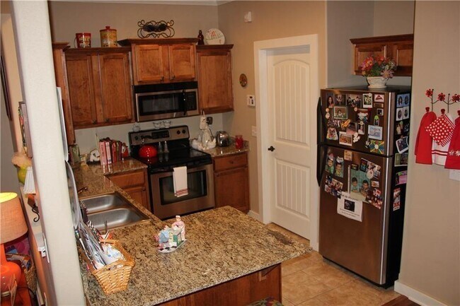 Building Photo - 3998 Rochester Cir