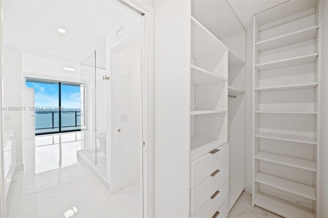 Building Photo - 700 NE 24th St