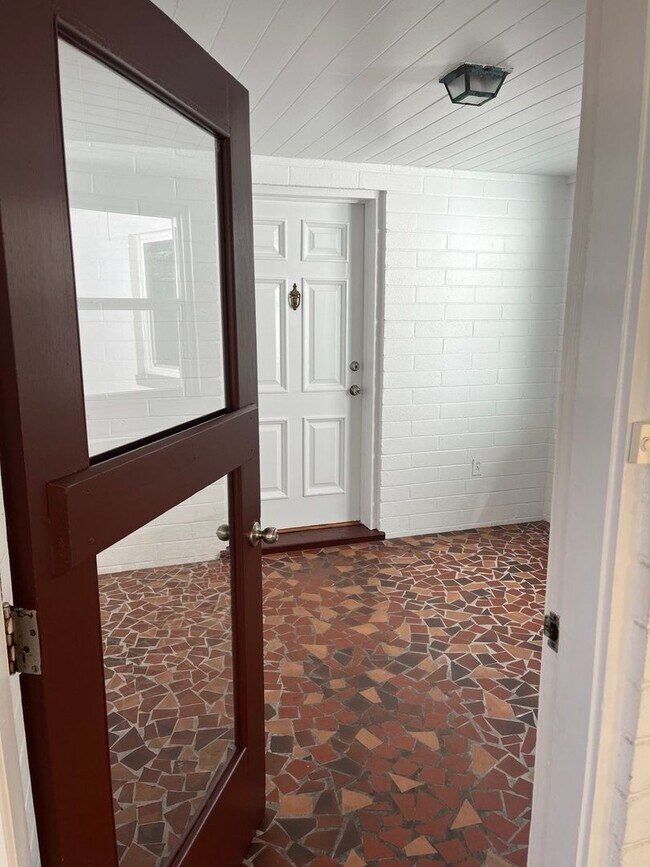 Building Photo - 4 bedrooms and 3 baths near UF campus