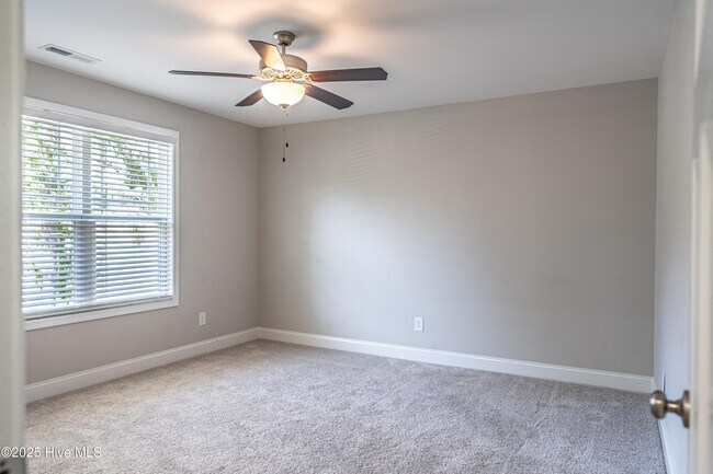 Building Photo - 412 Palisades Dr