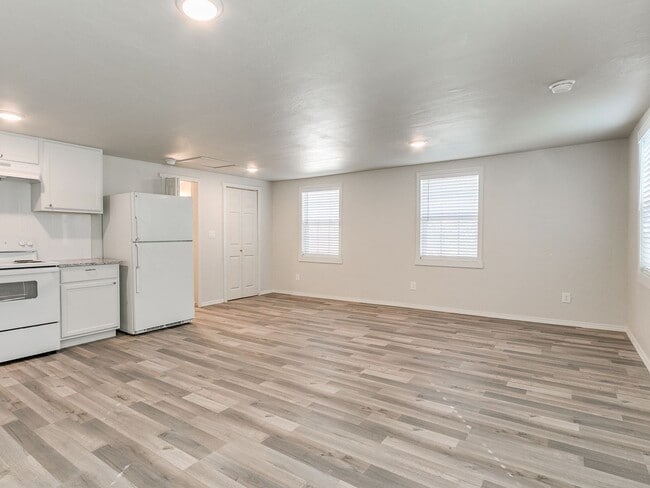 Building Photo - Newly renovated efficancy with fenced yard.
