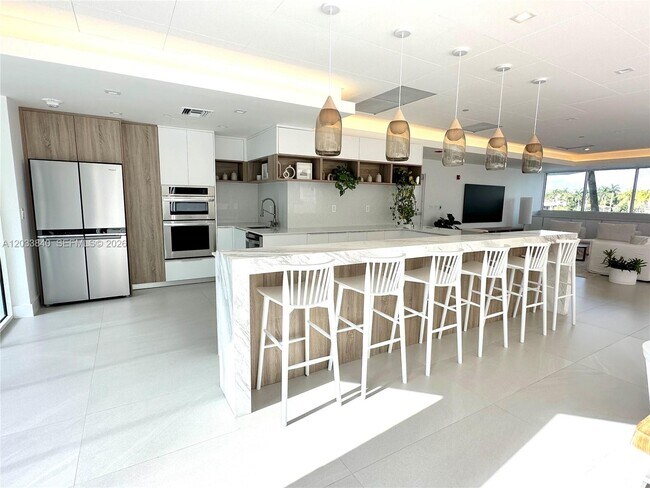Building Photo - 5900 Collins Ave