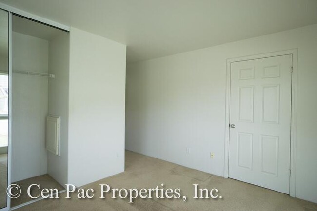 Building Photo - 2 Bed/2 Bath/ 2 Parking Stalls - Close to ...