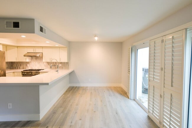 Building Photo - Fully Remodeled unit in the beautiful gate...
