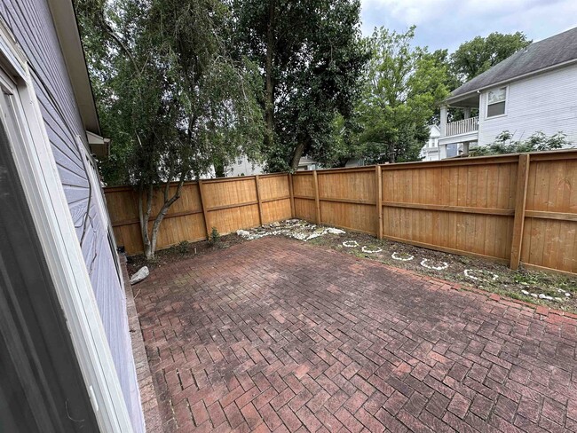 Building Photo - 1093 River Isle Dr