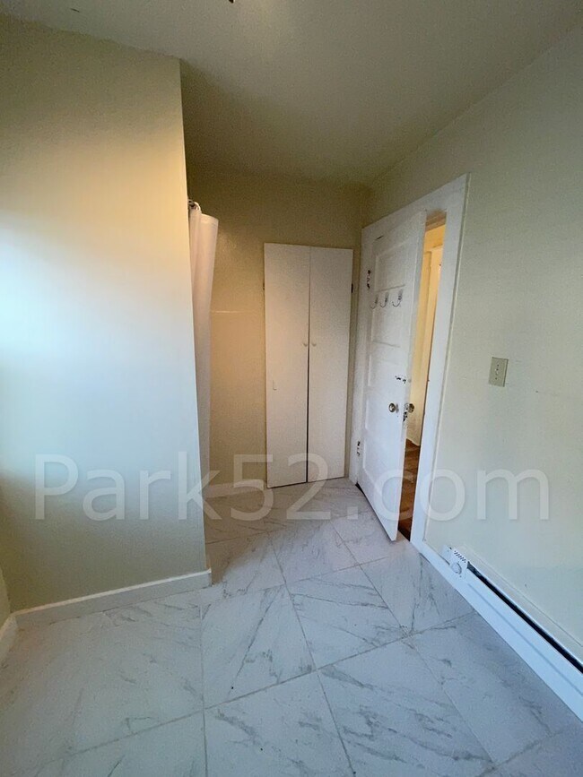 Building Photo - 2 Bedroom Tacoma Duplex