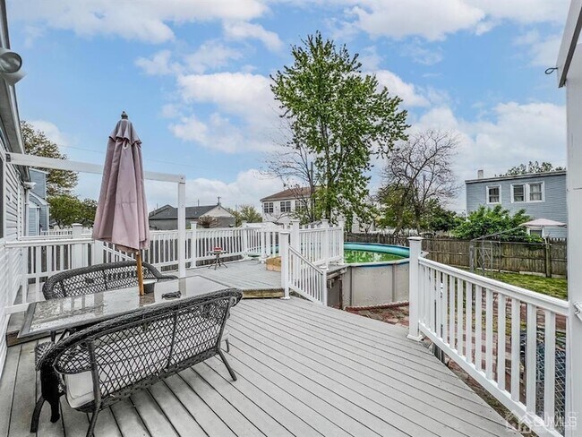 Building Photo - 114 Larch St