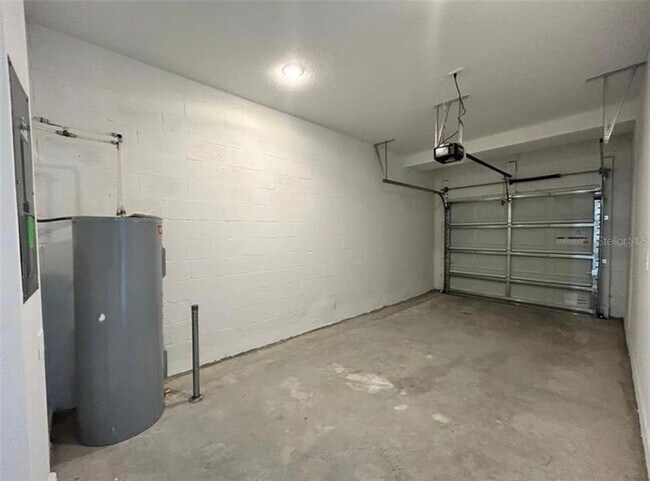 Building Photo - 3019 Chantilly Dr