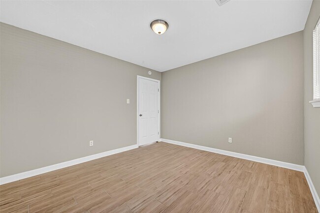 Building Photo - 5054 Pine Cliff Dr