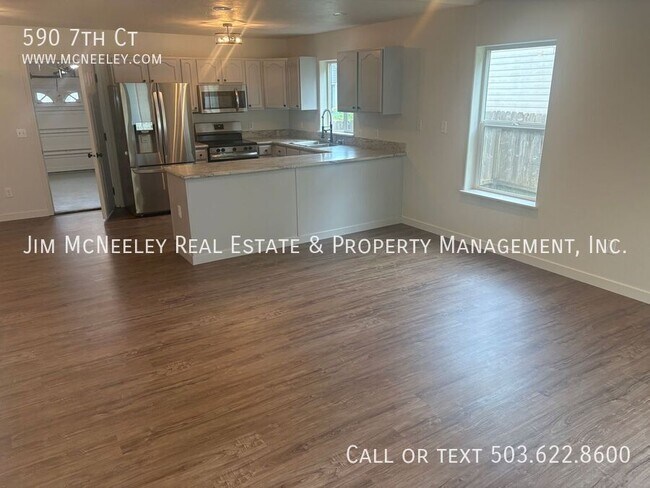 Building Photo - 590 7th Ct