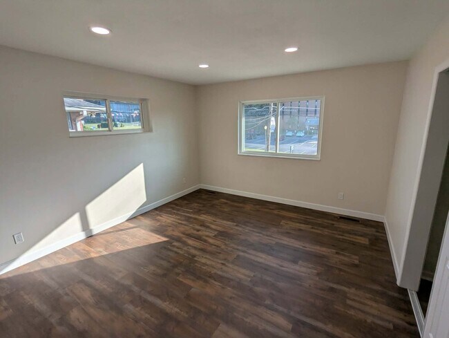 Building Photo - 811 E Dunklin St