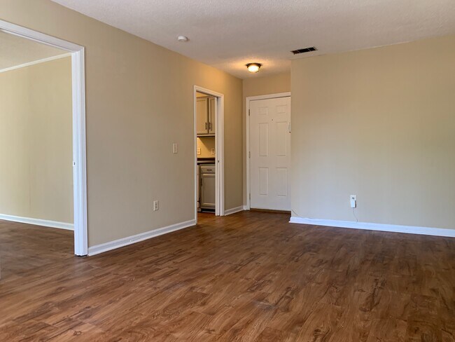 Building Photo - 814 Robin Hood Trail