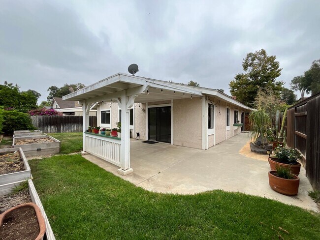 Building Photo - MOVE-IN READY 3+2 w/all appliances, commun...