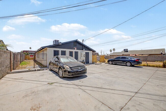 Building Photo - 1438 E Adams St