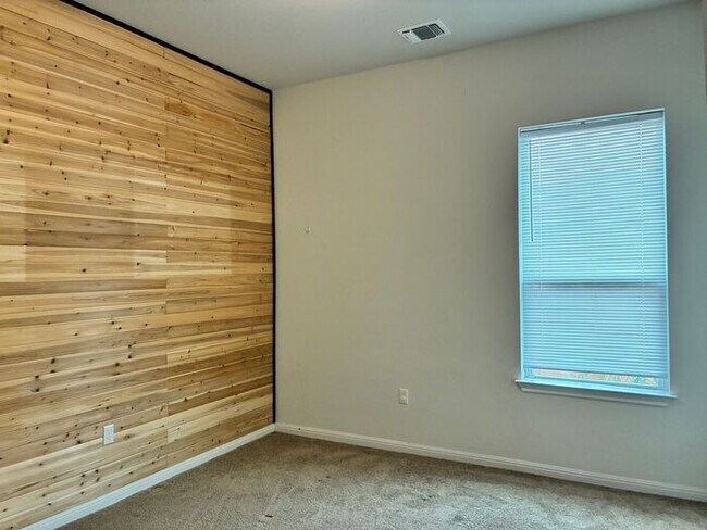 Building Photo - Elegant 6 BR 5 BA Home with Modern Amenities