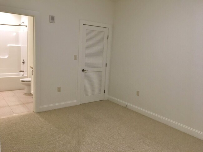 Building Photo - 875 Elm St