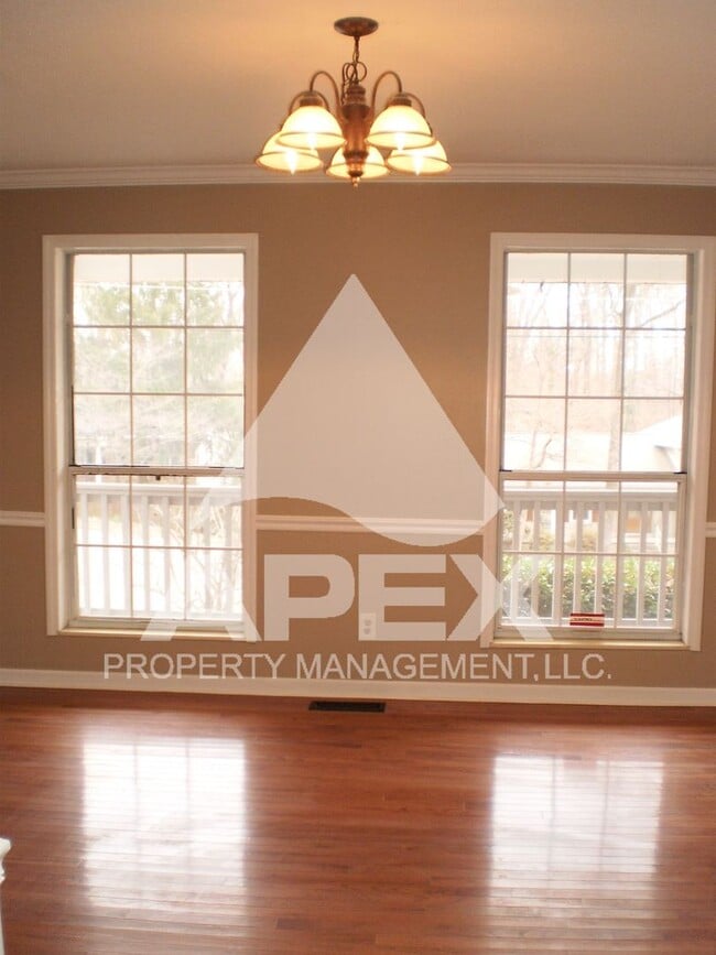 Building Photo - Spacious 3 Bd - 2.5 Ba  Cottage Style 2-St...