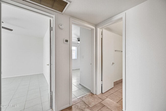 Building Photo - 35 N May