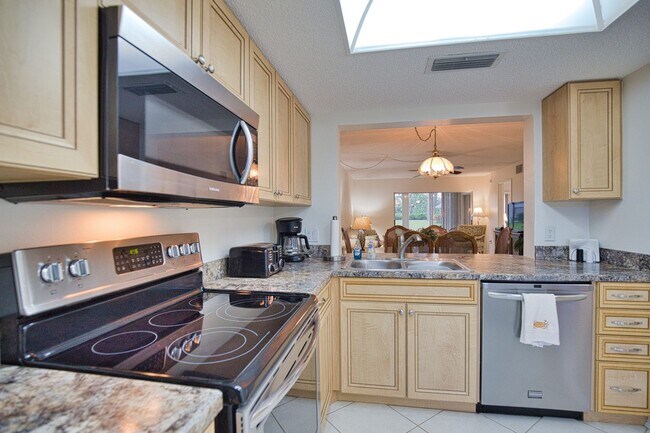 Building Photo - Seasonal Short-Term First Floor Condo in Pinebrook Lake Club Community with Community Pool!