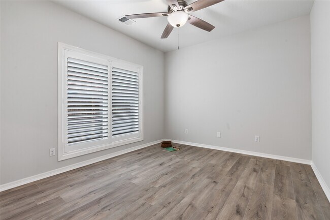 Building Photo - 25818 Overlake Dr