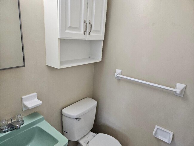 1/2 Bath - 533 Oxford Ave