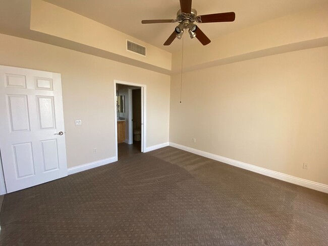 Building Photo - FABULOUS 4TH FLOOR CONDO IN GATED COMMUNIT...