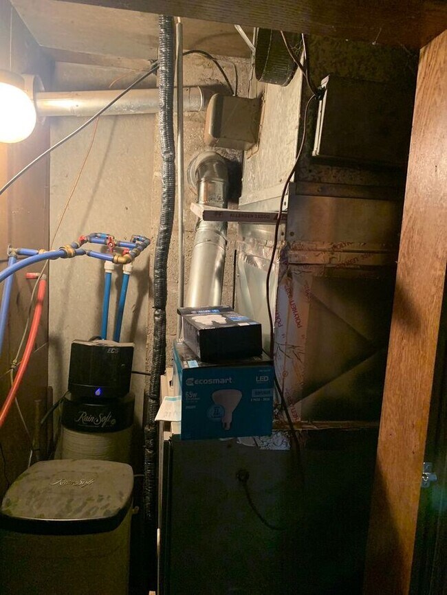 Building Photo - Mishawaka 4 bedroom with a Primary suite a...