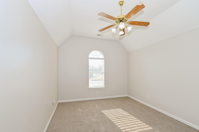 Building Photo - 9720 Lakeland Hills Cove