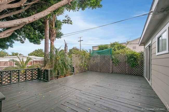 Building Photo - Super Cute Beach Cottage on an Oversized O...