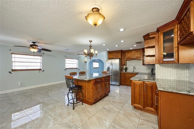 Building Photo - 6804 N Hubert Ave