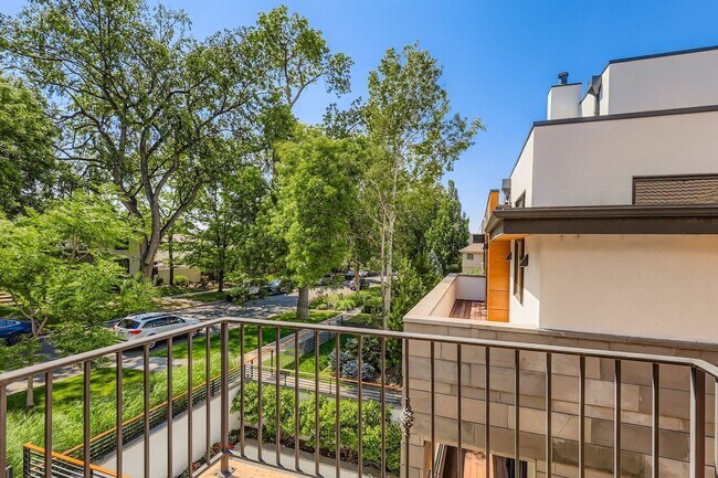 Building Photo - Spacious 4BR Townhome in Denver