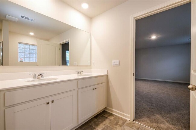 Building Photo - 14 Canterbury Vly