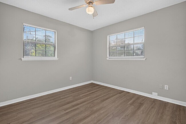 Building Photo - 255 Woodside Dr
