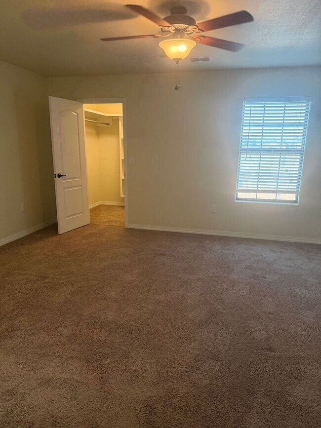 Building Photo - 1221 E 14th St