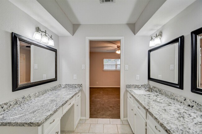 Building Photo - 13915 Charlynn Oaks Dr