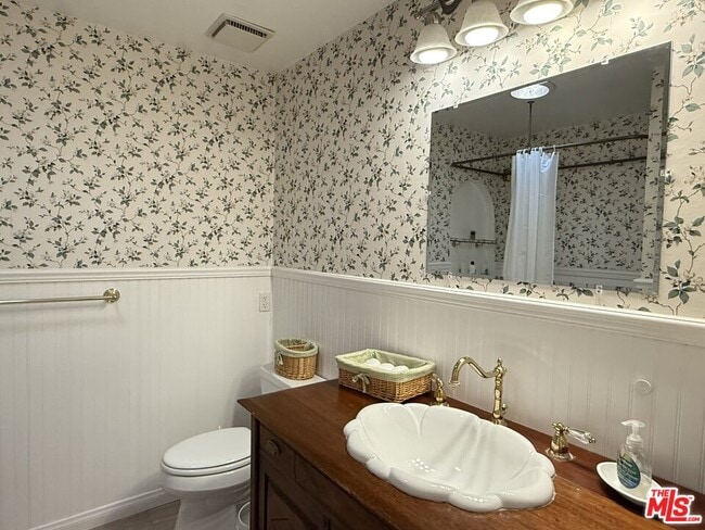 Building Photo - 30556 Rainbow View Dr