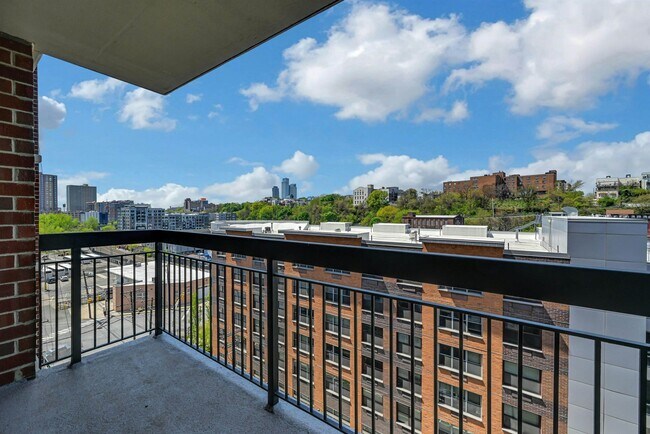 Building Photo - 700 1st St