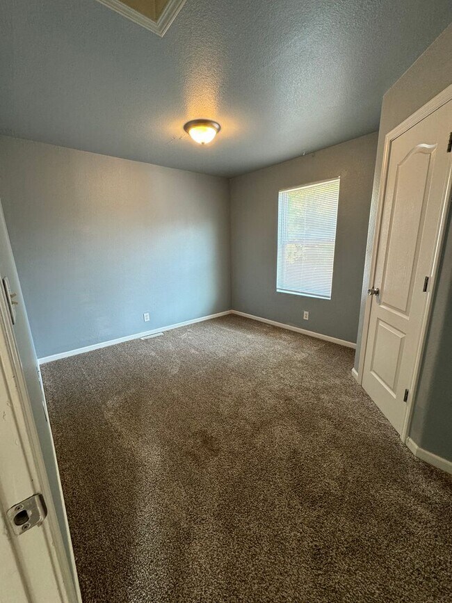 Building Photo - 777 Hilltop Dr