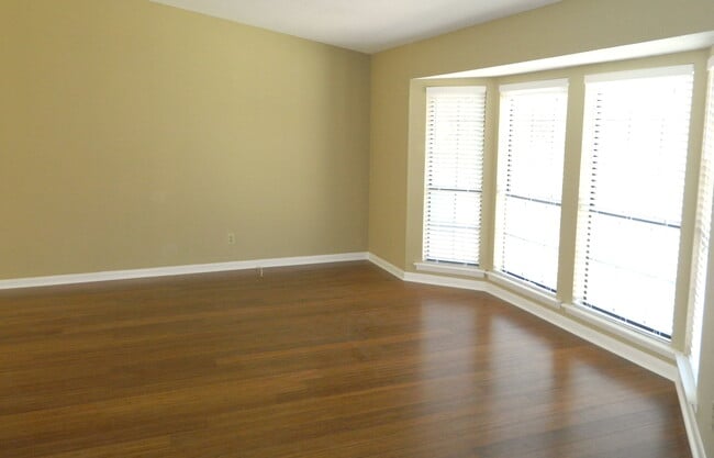 Building Photo - 471 Lawrence Dr