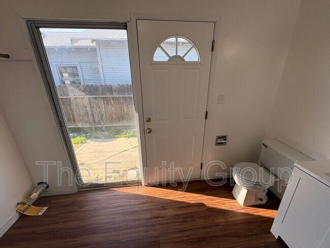 Building Photo - 856 W Chestnut St